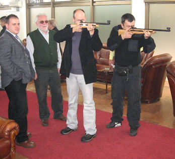 gadjanje laserskom puskom za goste i domacine